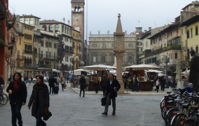 Un jeune gai porte plainte contre ses parents qui le dénigrent depuis sa sortie du placard Un jeune gai porte plainte contre ses parents qui le dénigrent depuis sa sortie du placard