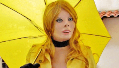 Des hommes transformés en poupées vivantes. Des hommes transformés en poupées vivantes.