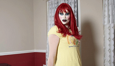 Des hommes transformés en poupées vivantes. Des hommes transformés en poupées vivantes.