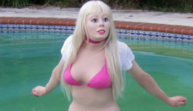 Des hommes transformés en poupées vivantes. Des hommes transformés en poupées vivantes.