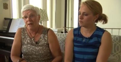 Des hommes transformés en poupées vivantes. Des hommes transformés en poupées vivantes.