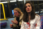 Un couple de femmes agressé dans un bus pour avoir refusé de s’embrasser. Un couple de femmes agressé dans un bus pour avoir refusé de s’embrasser.